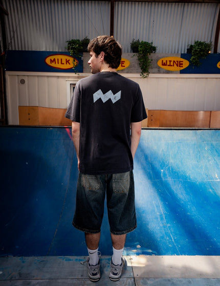 SHARE THE VIBE T-shirt dyed black